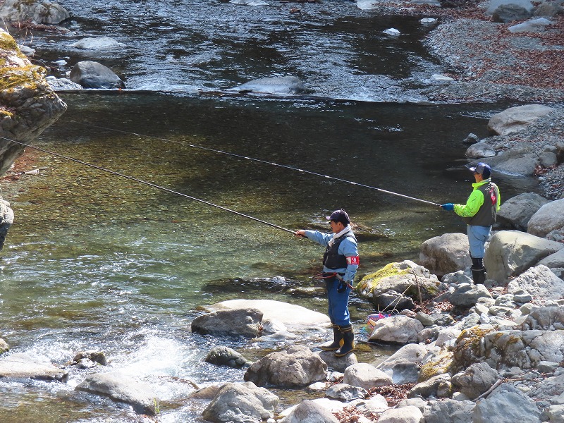 渓流に棹さす釣り人